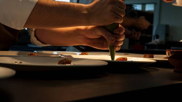 Un chef privado en Los Cabos finalizando la elaboración de un plato Un chef privado en Los Cabos elaborando un plato