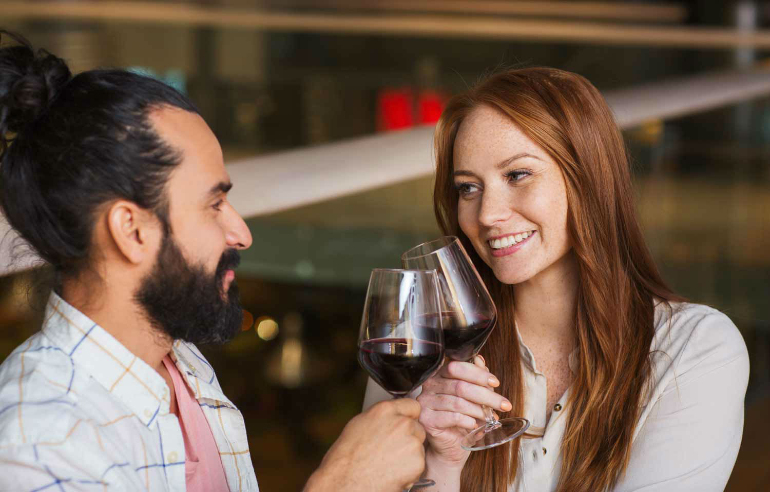 Una pareja de jóvenes disfrutan en casa de una cena romántica en Juárez, México Cena Romántica en Juárez, México - Takeachef.com