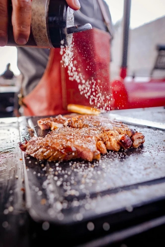 A chef finishing the garnish and decoration of appetizers