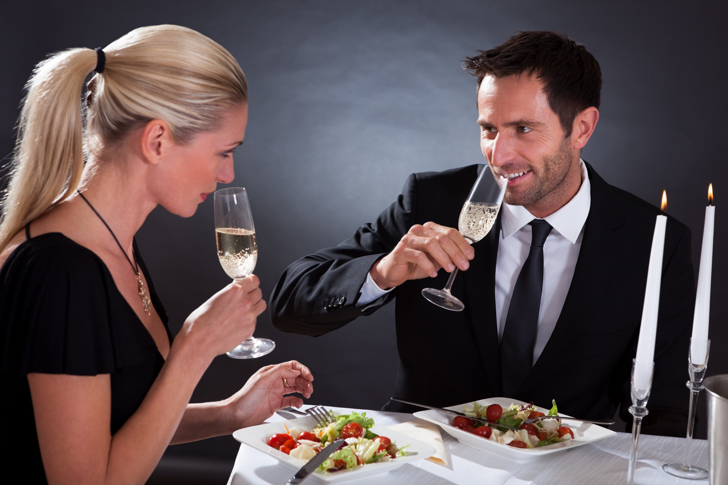 Mª Carmen y Antonio cruzan sus miradas con la copa en la boca durante su cena romántica de Take a Chef Cena Romántica La Coruña - Takeachef.com