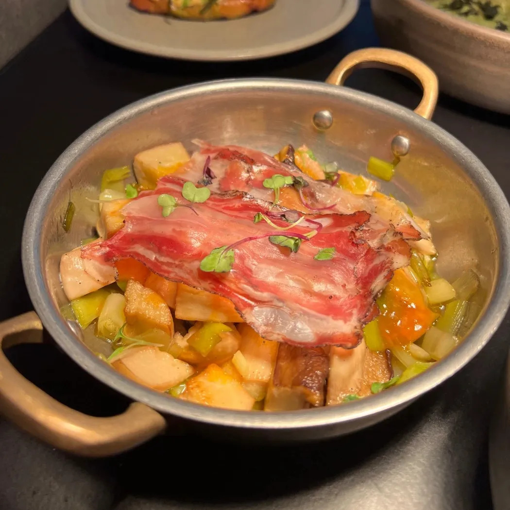 Image alt description