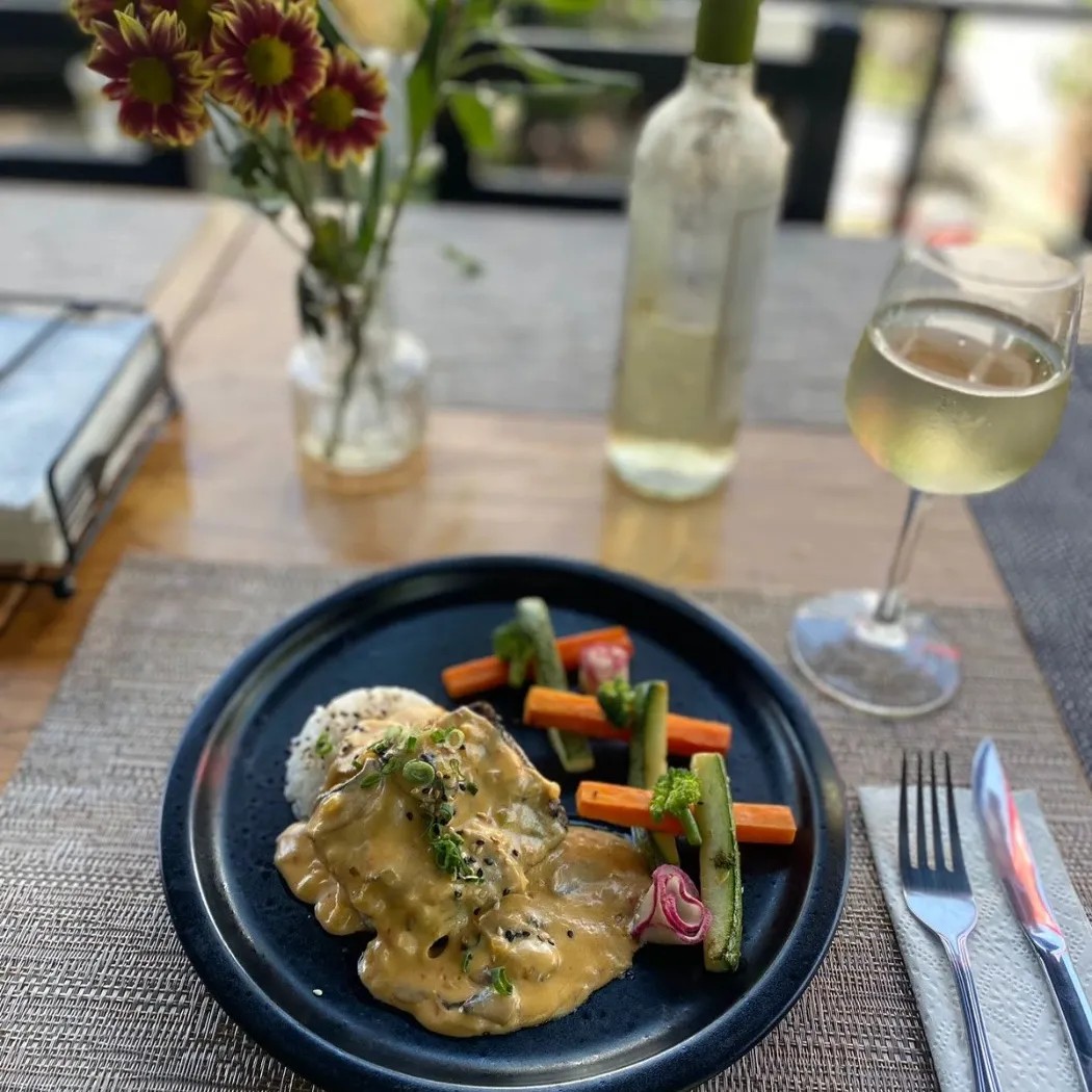 Image alt description