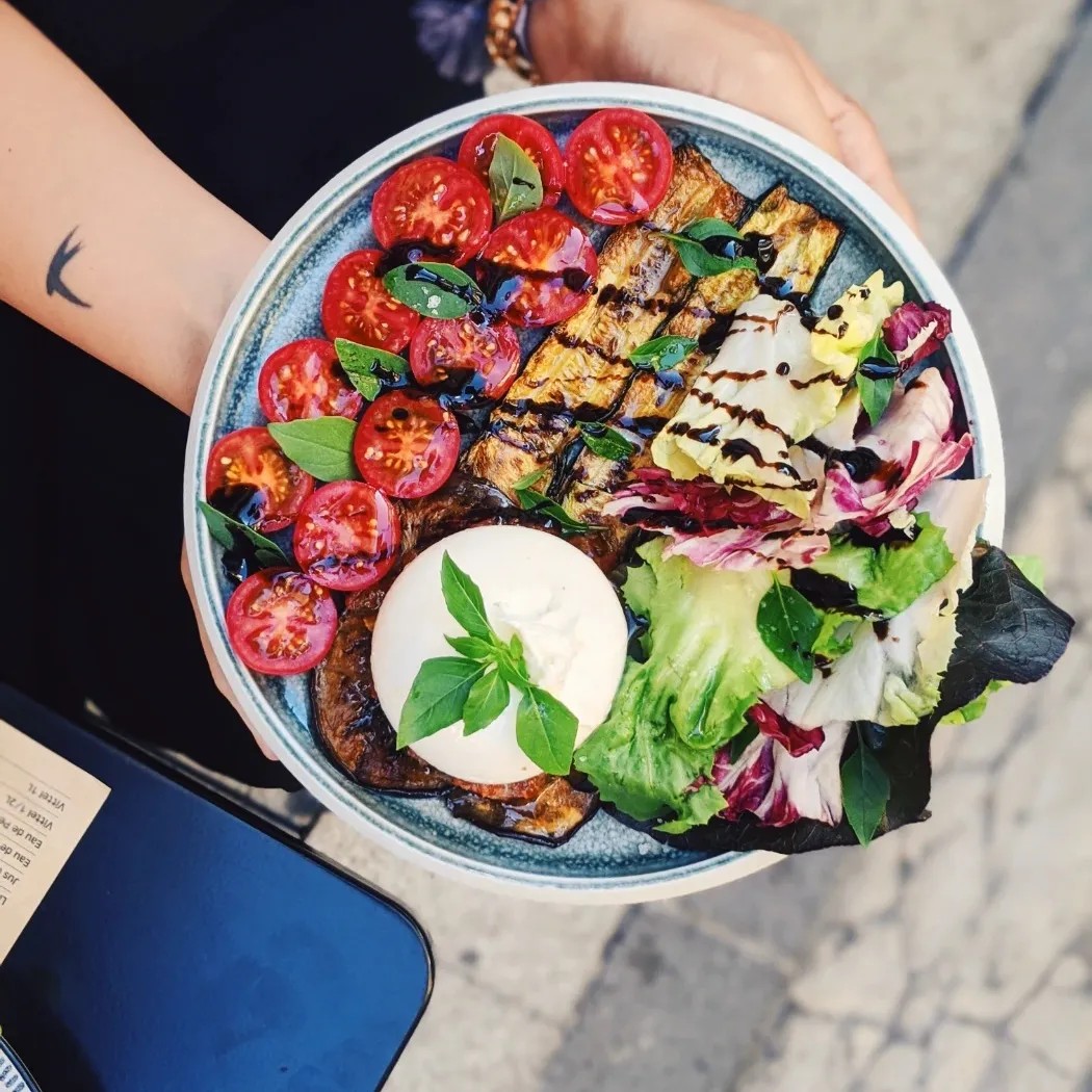 Image alt description