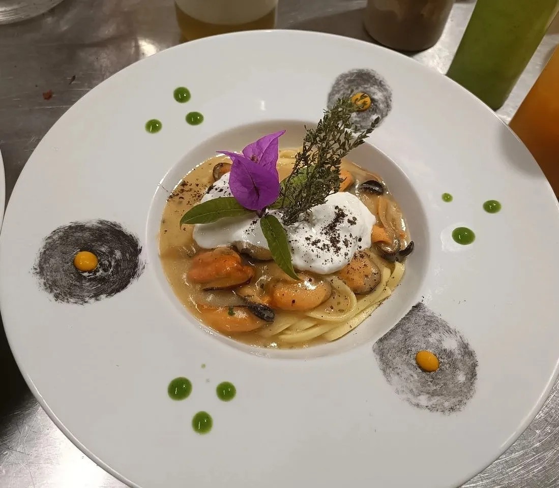 Image alt description