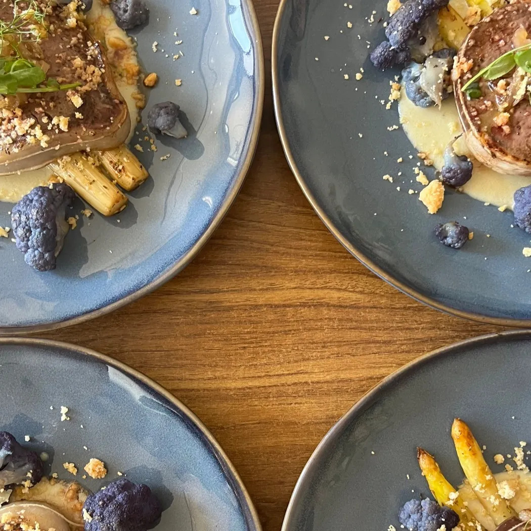 Image alt description