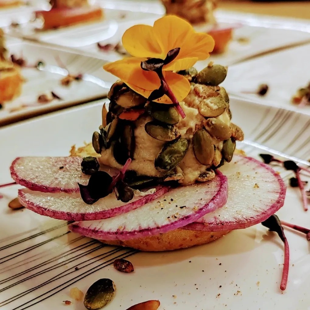 Image alt description