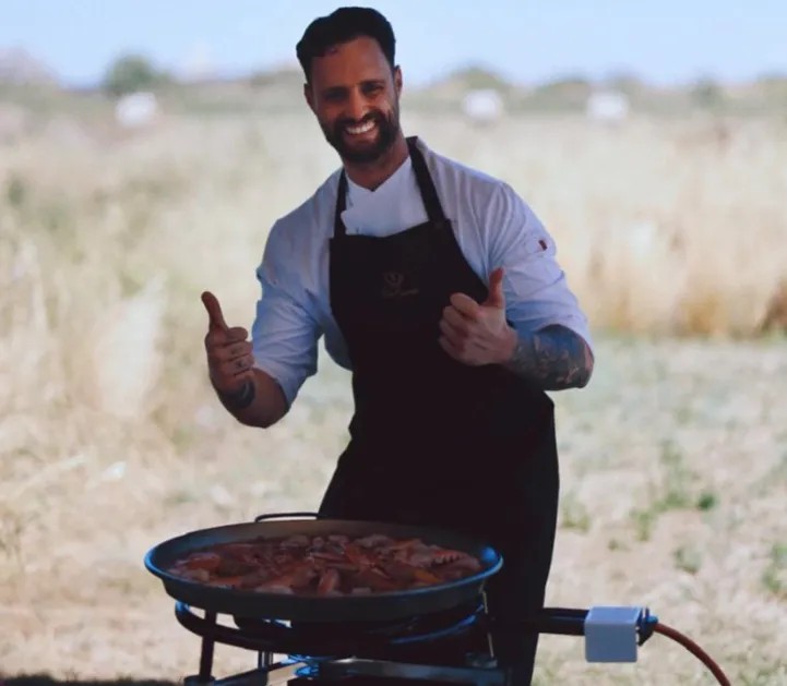 Image alt description