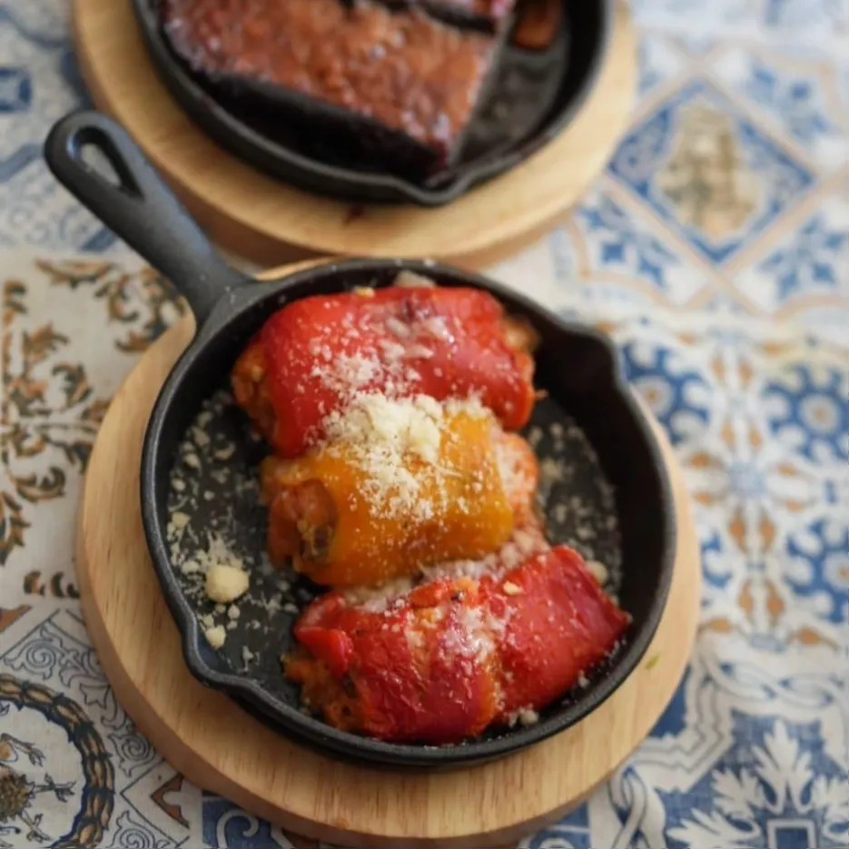 Image alt description