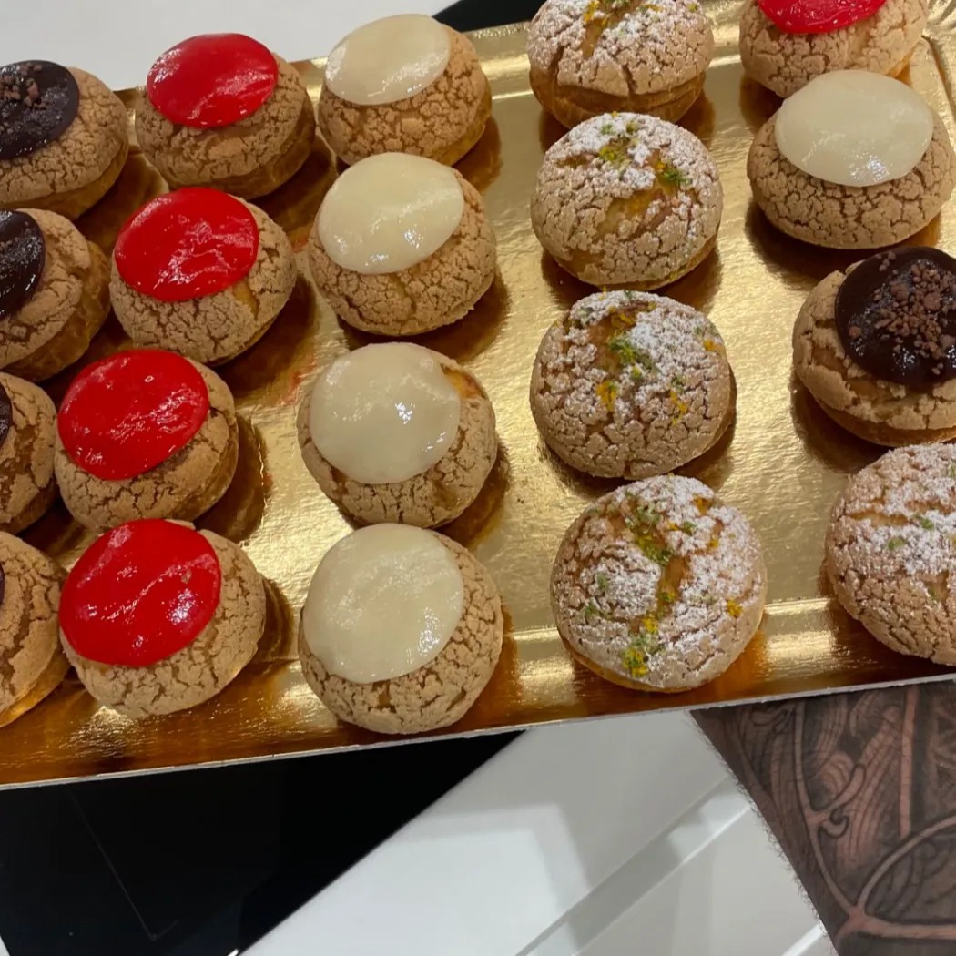 Image alt description