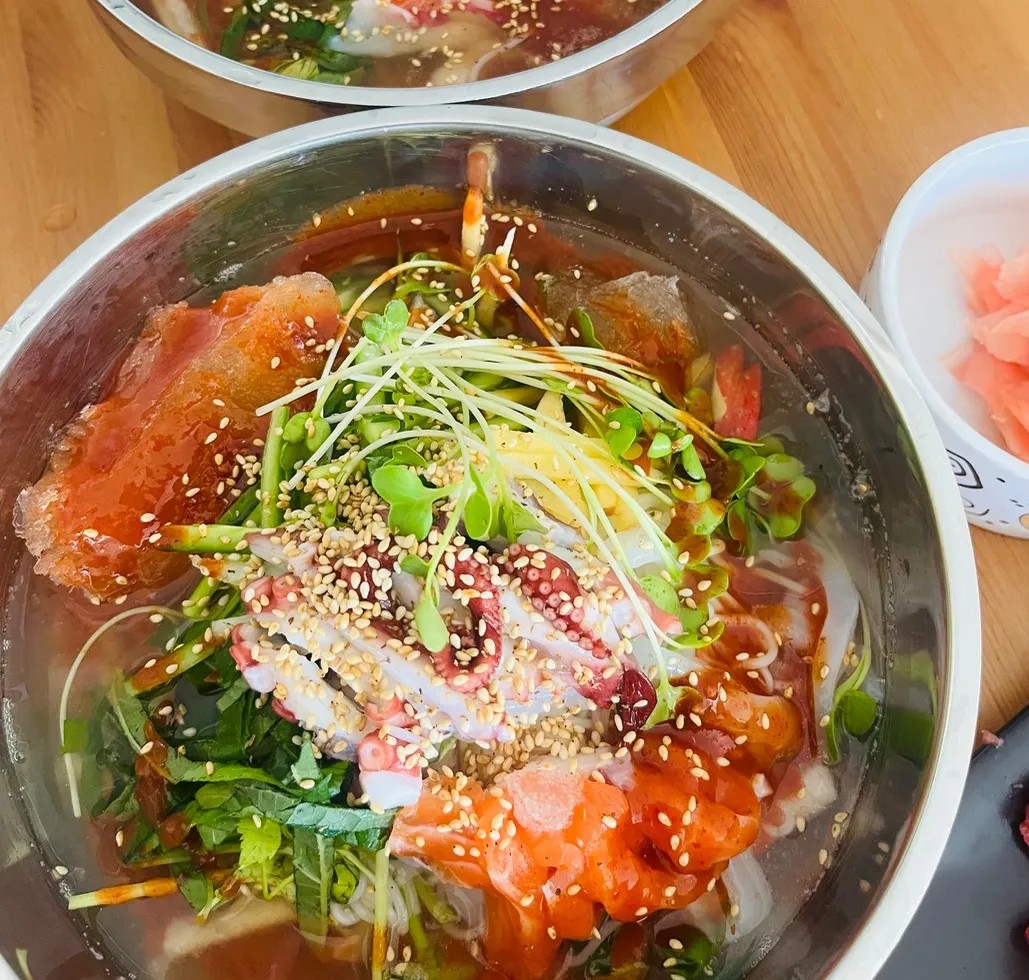 Image alt description