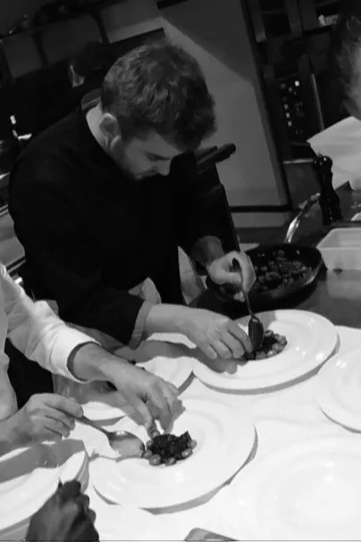 Image alt description