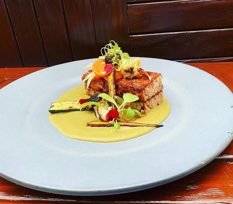 Image alt description