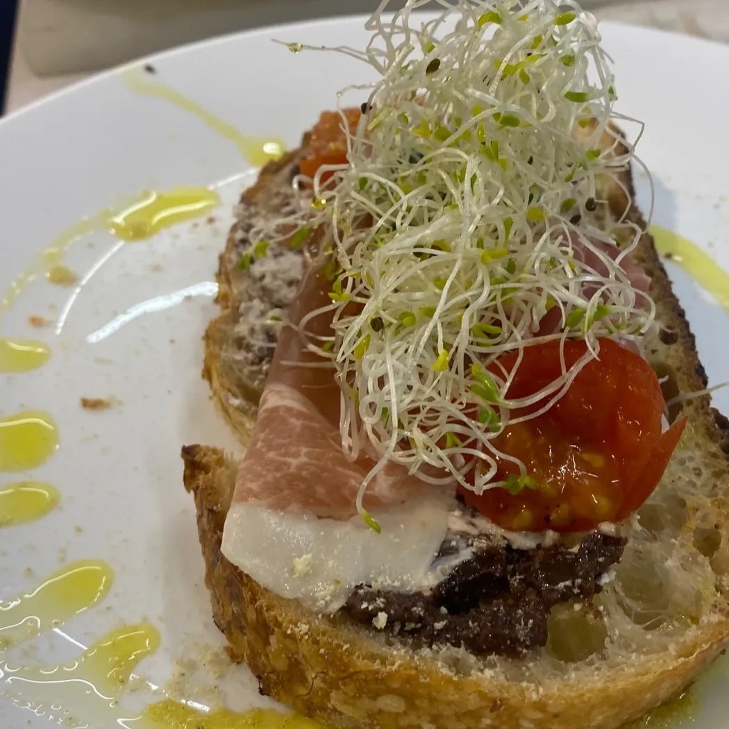 Image alt description