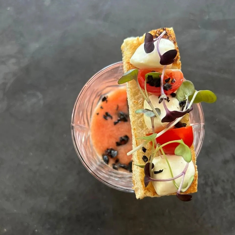 Image alt description