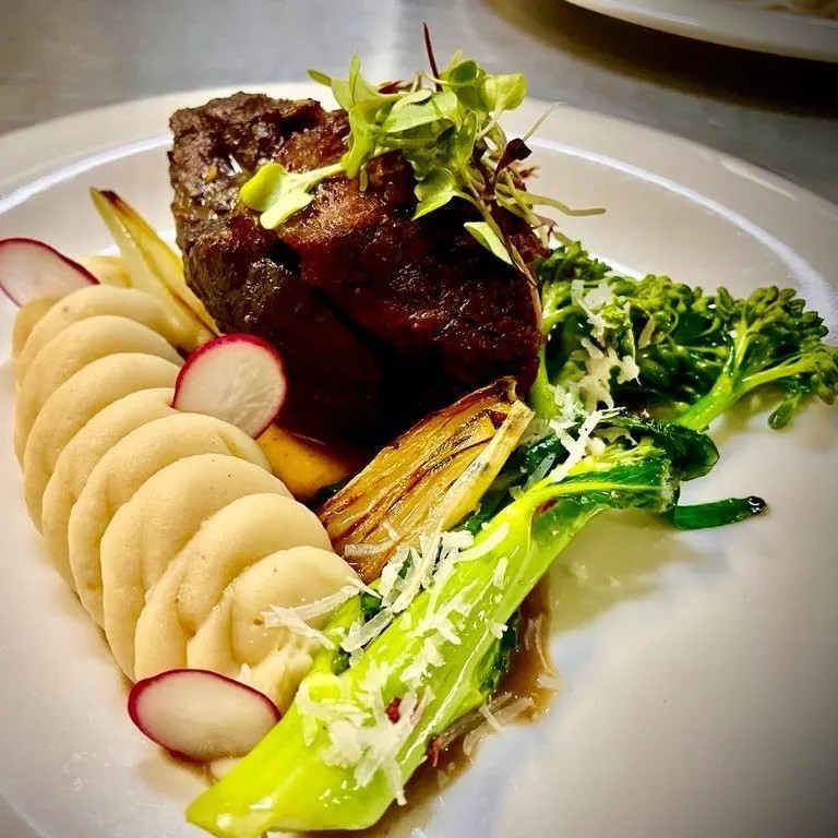 Image alt description