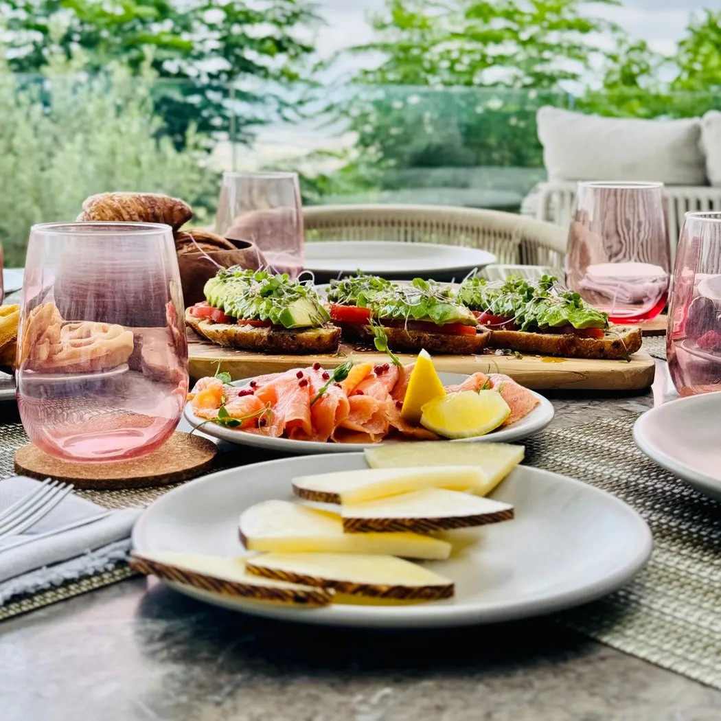 Image alt description