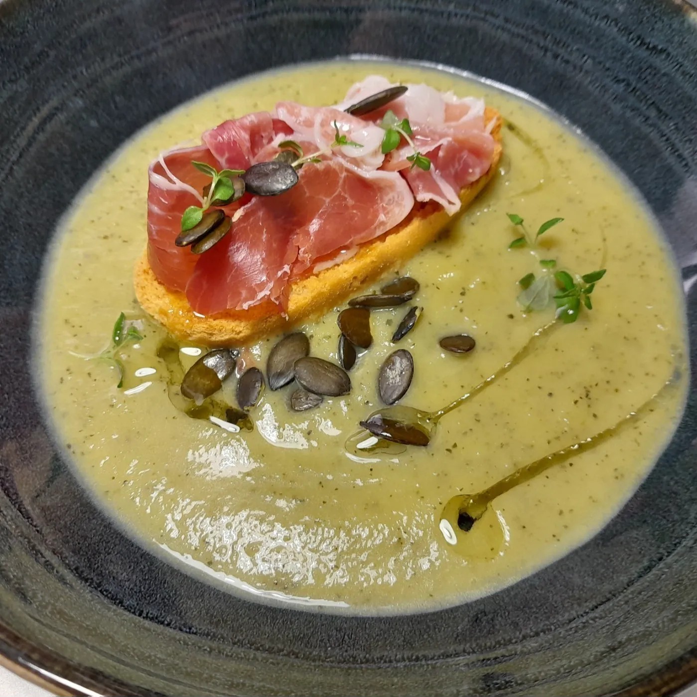 Image alt description