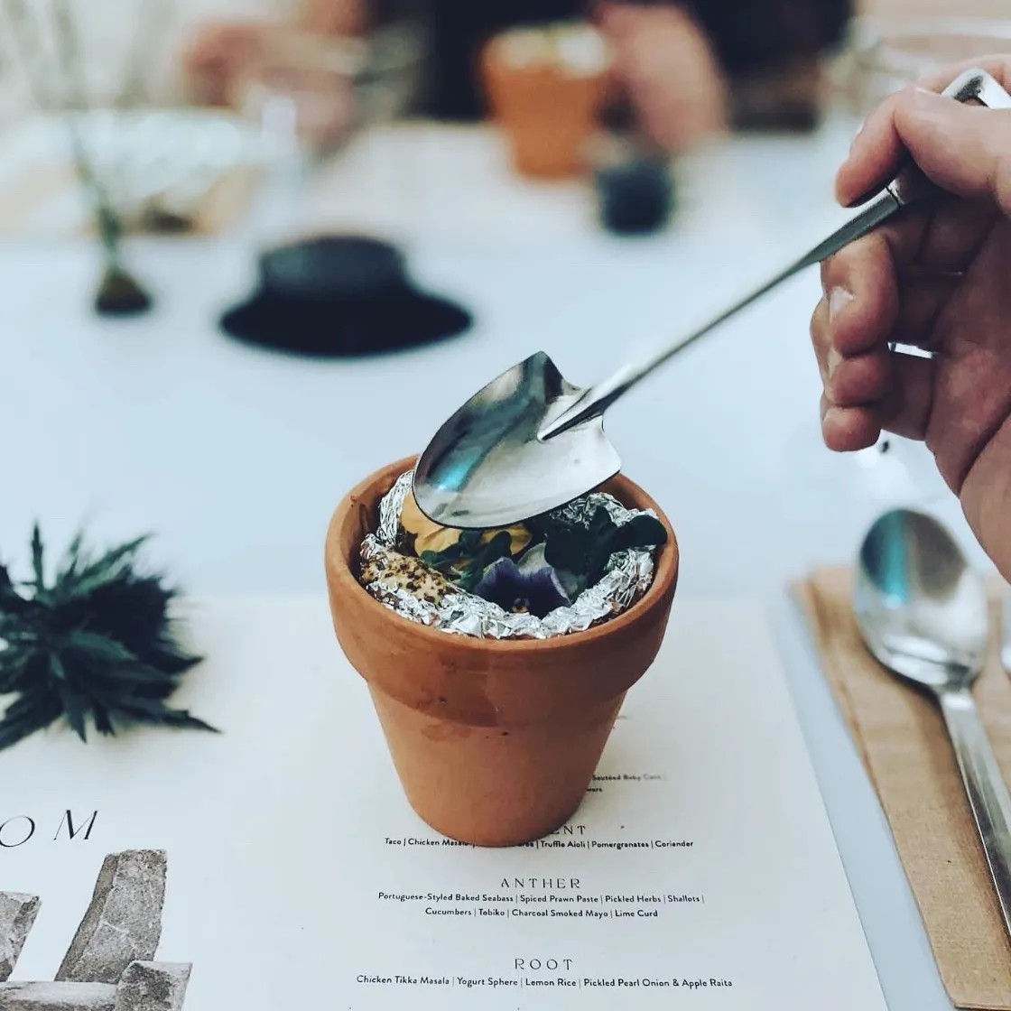 Image alt description