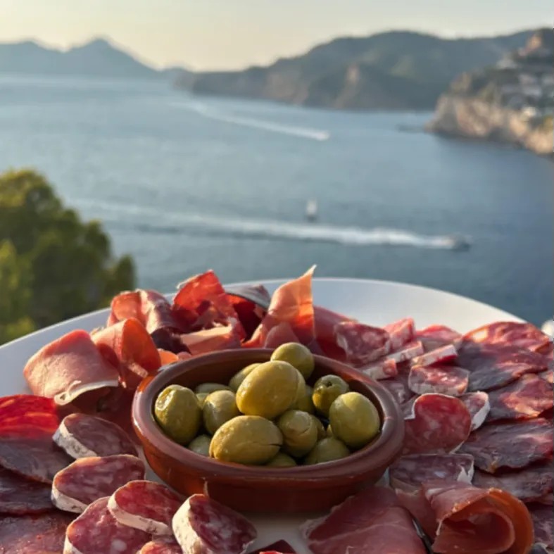 Image alt description