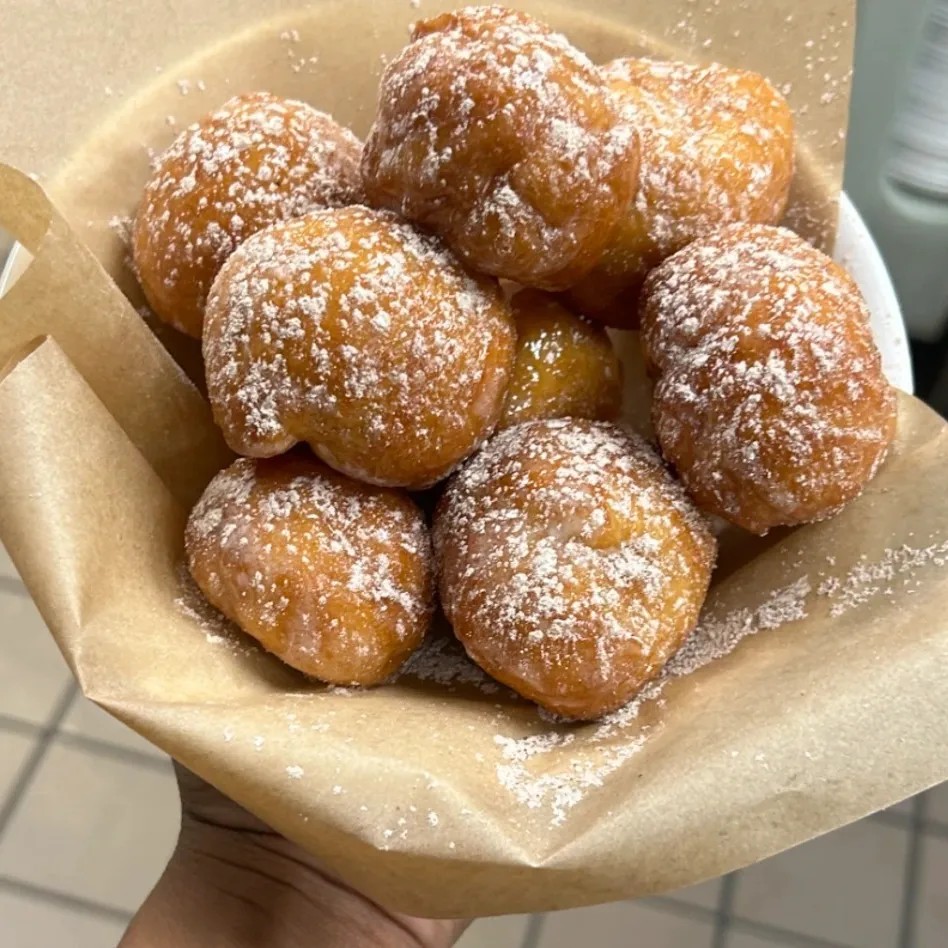 Image alt description