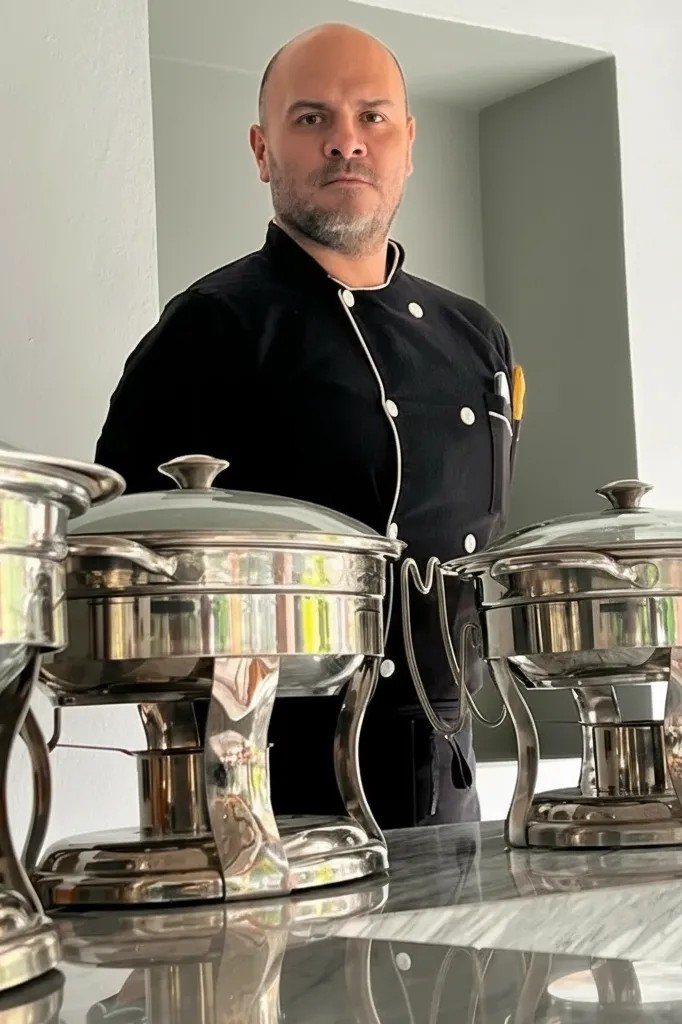 Image alt description