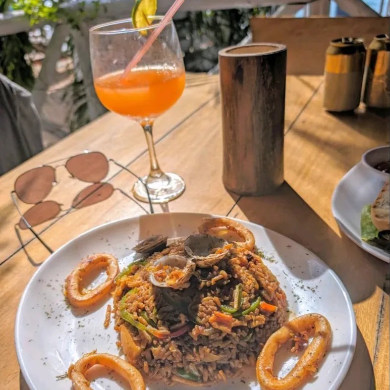 Image alt description