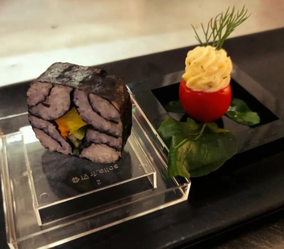 Image alt description