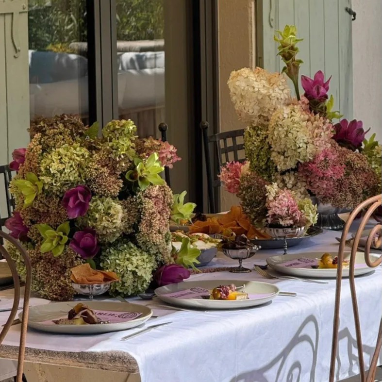 Image alt description