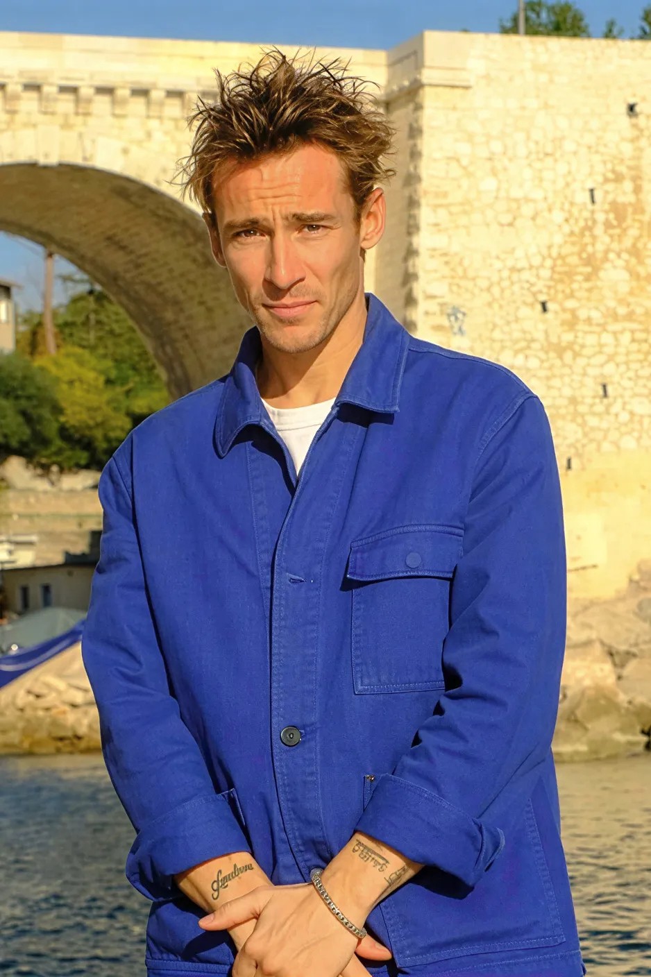 Image alt description