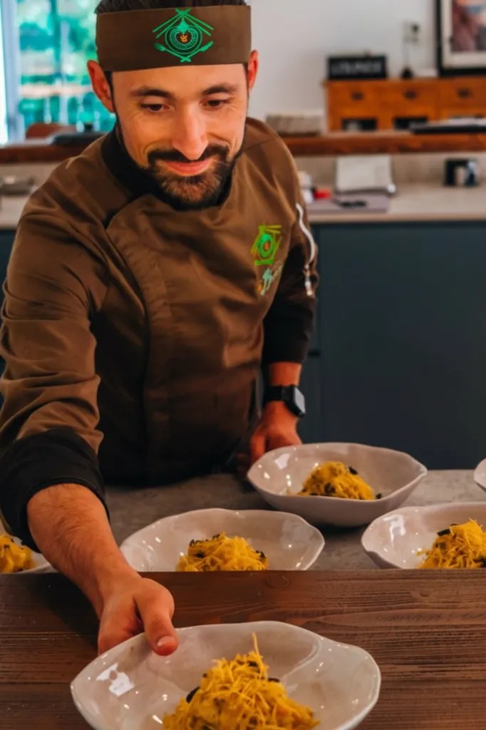 Image alt description