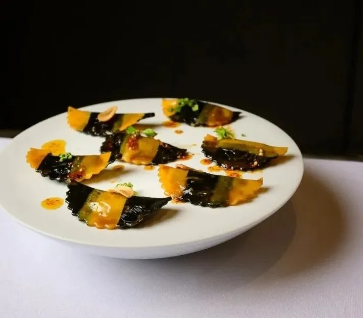 Image alt description