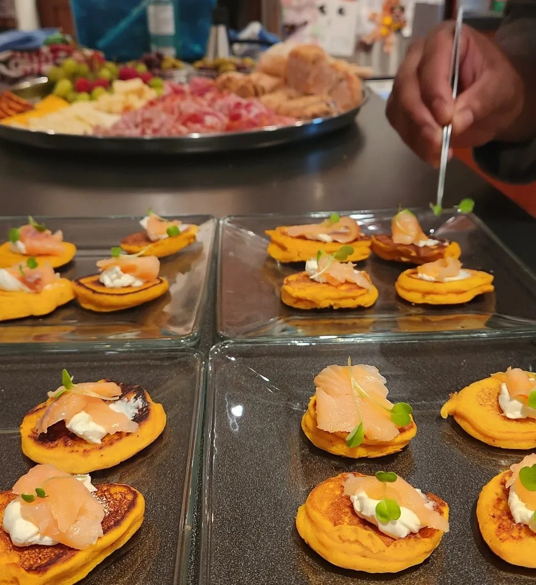 Image alt description