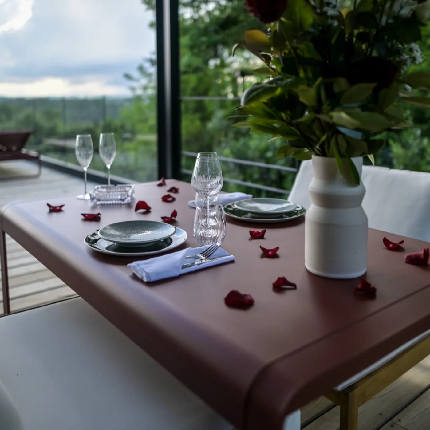 Image alt description