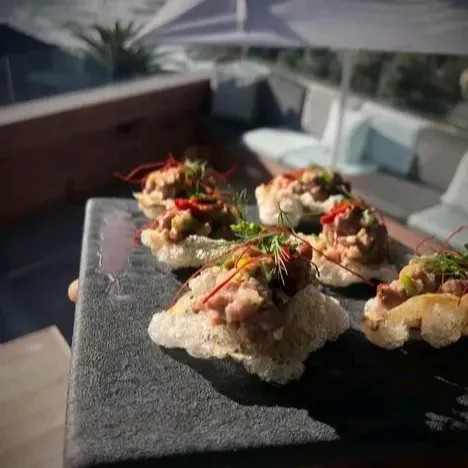 Image alt description