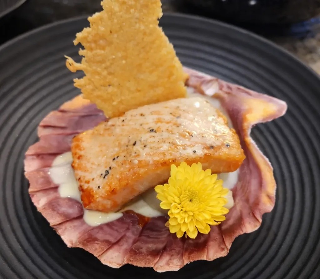 Image alt description