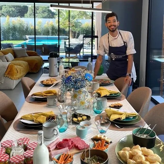 Image alt description