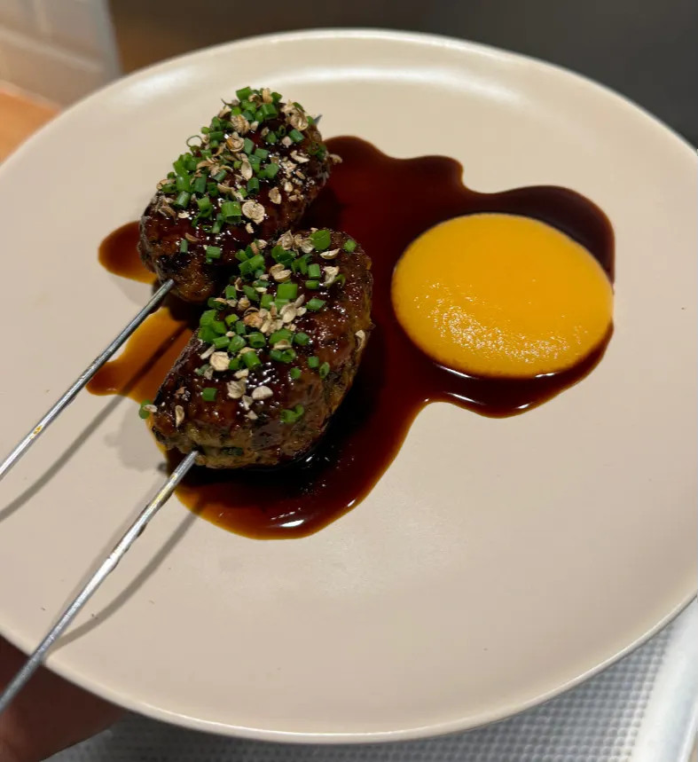 Image alt description