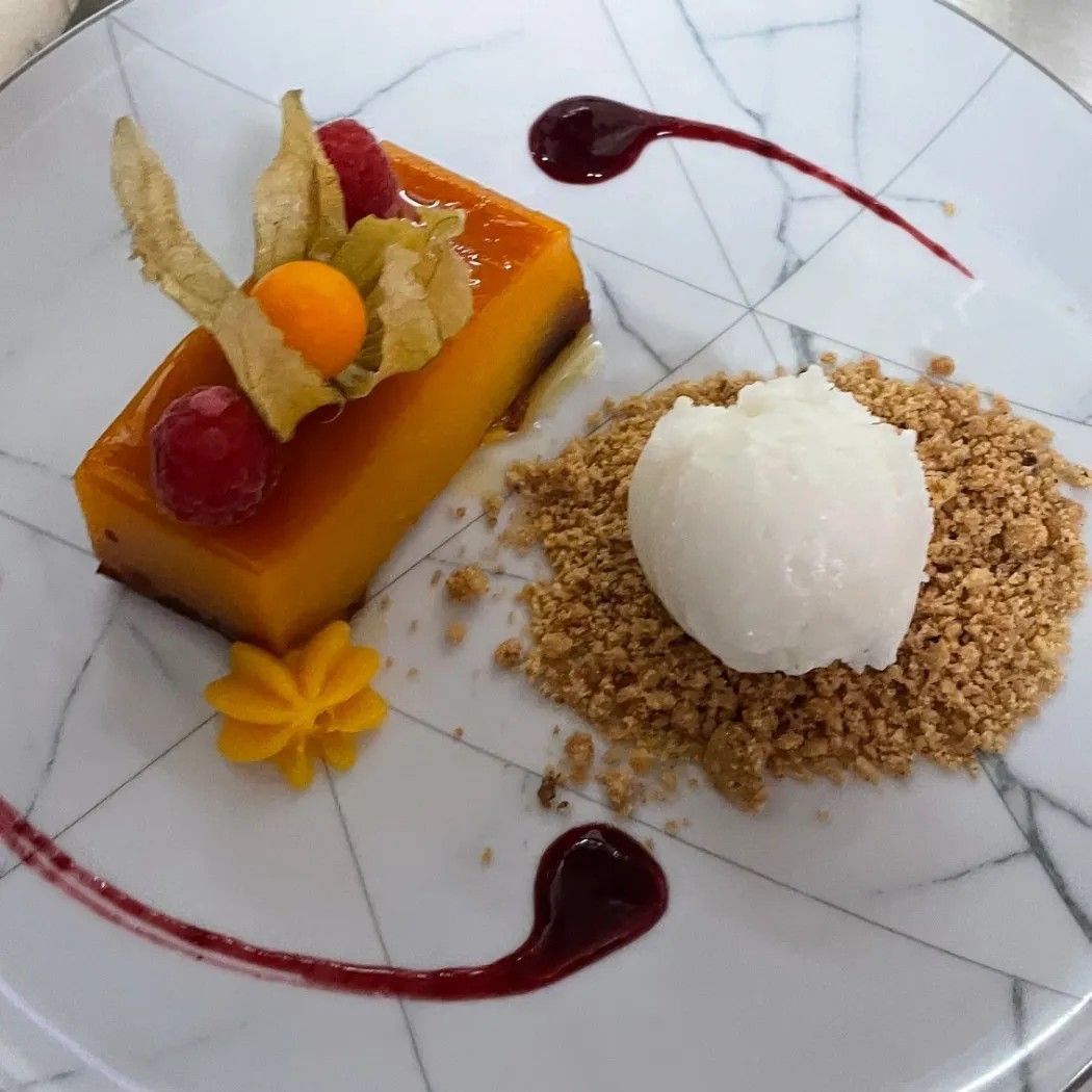 Image alt description