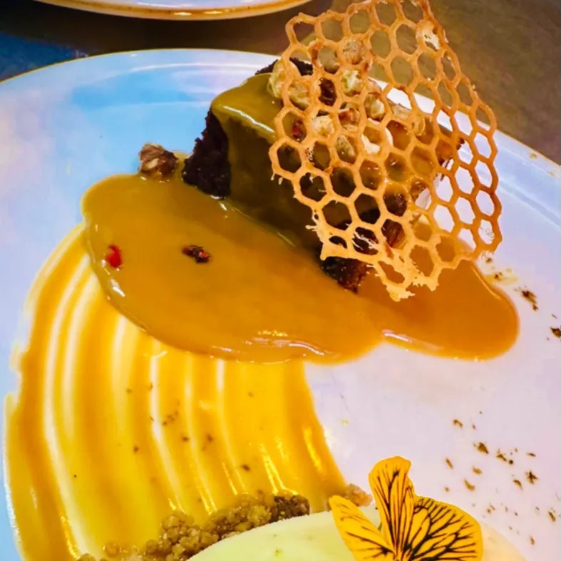 Image alt description