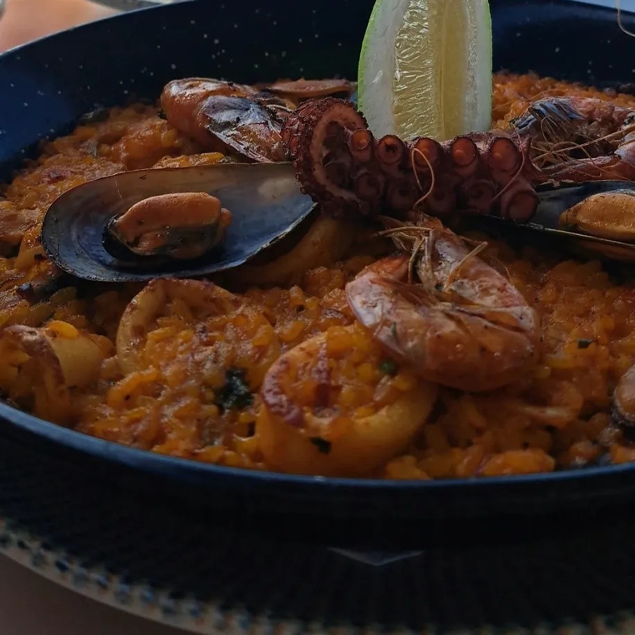 Image alt description