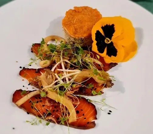 Image alt description