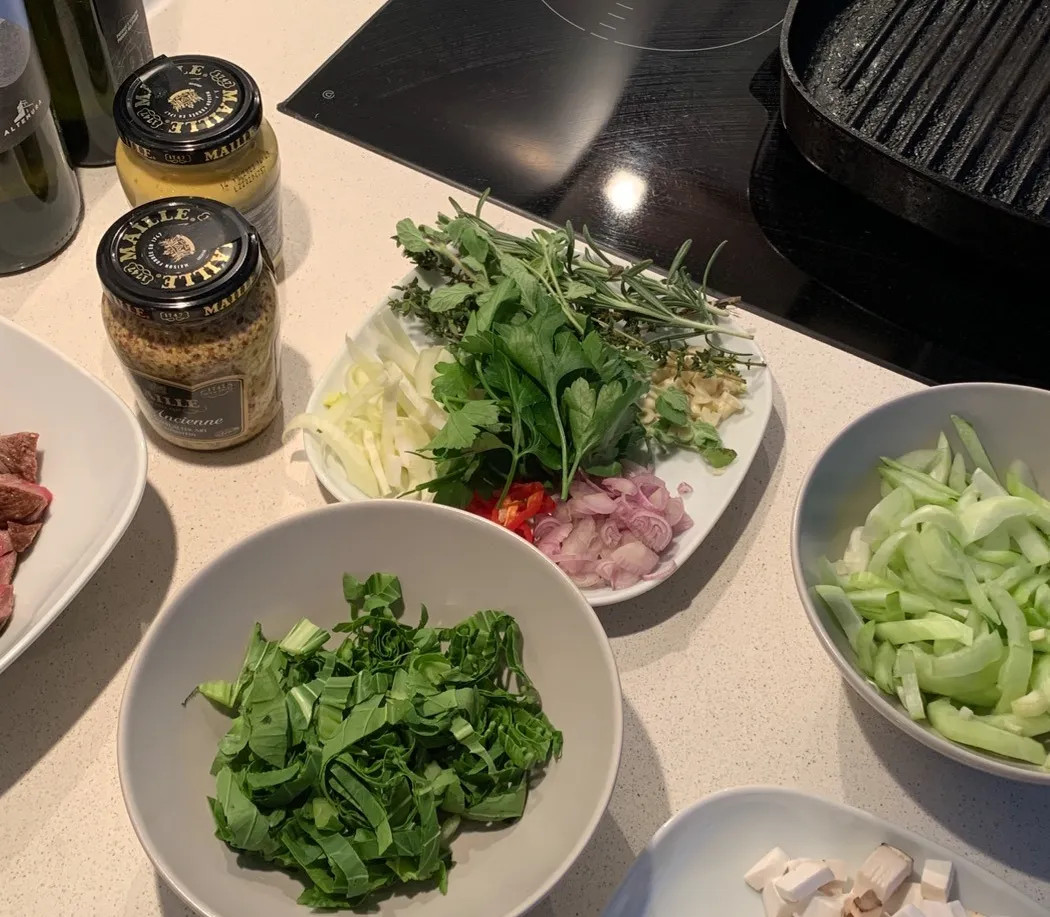 Image alt description