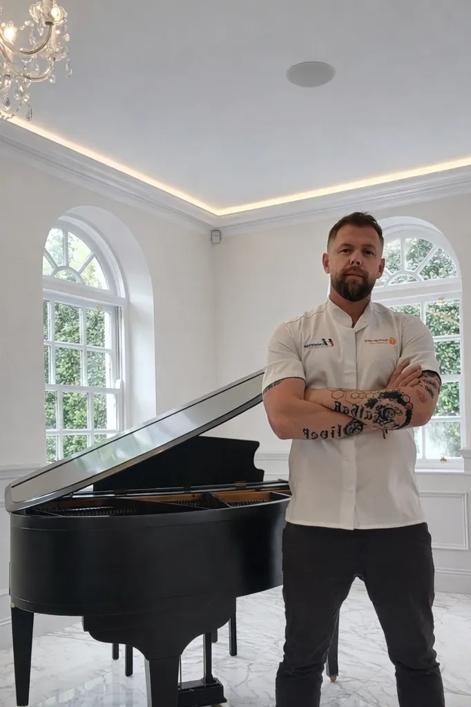 Image alt description