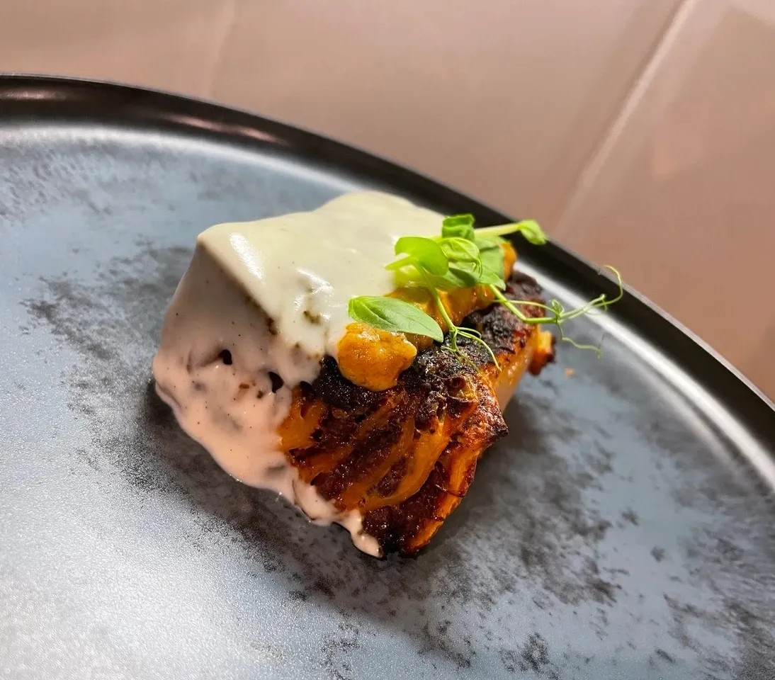 Image alt description