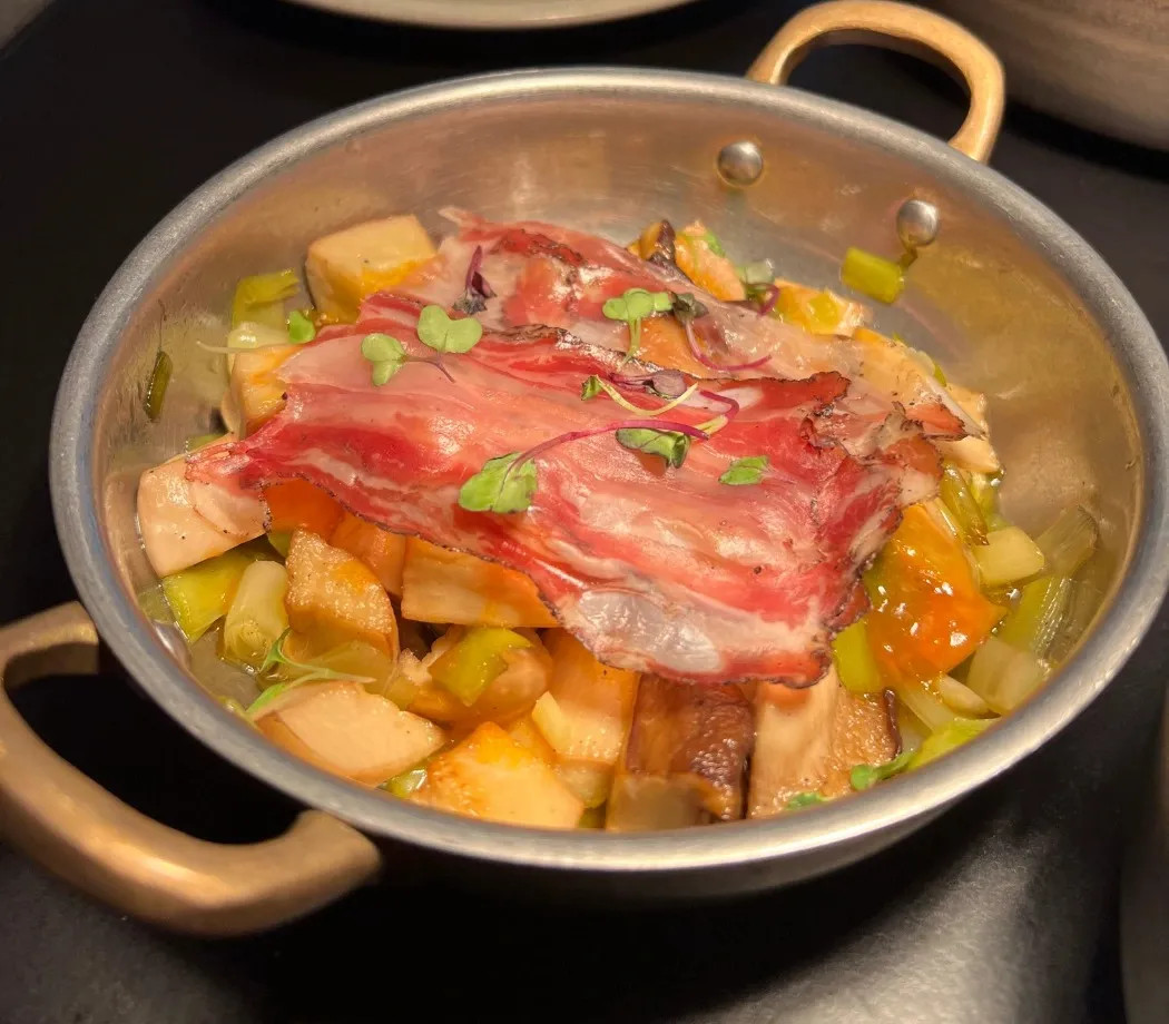 Image alt description