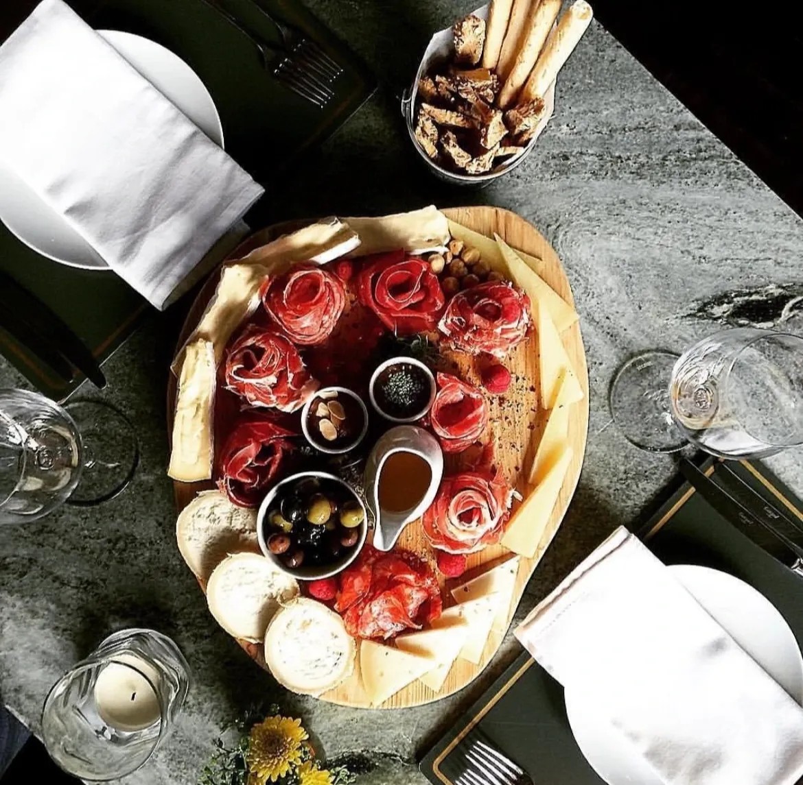 Image alt description