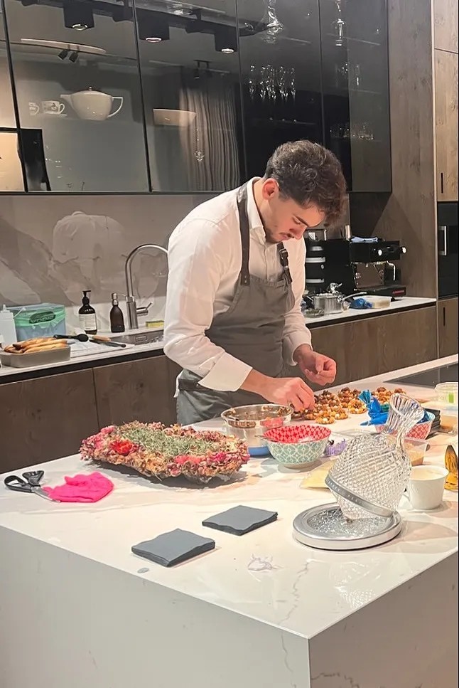 Image alt description