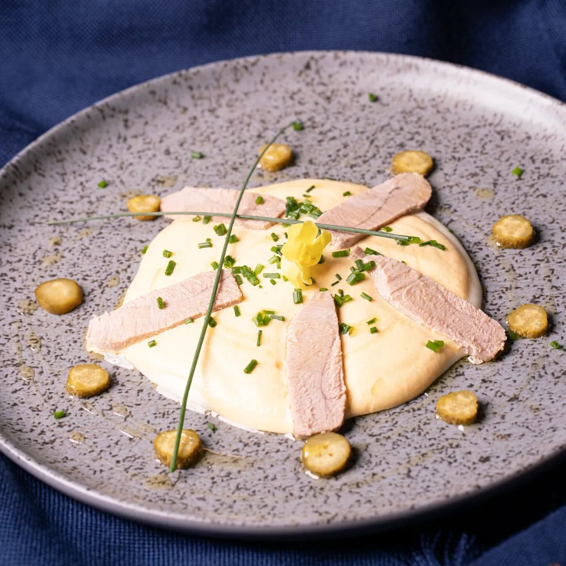 Image alt description