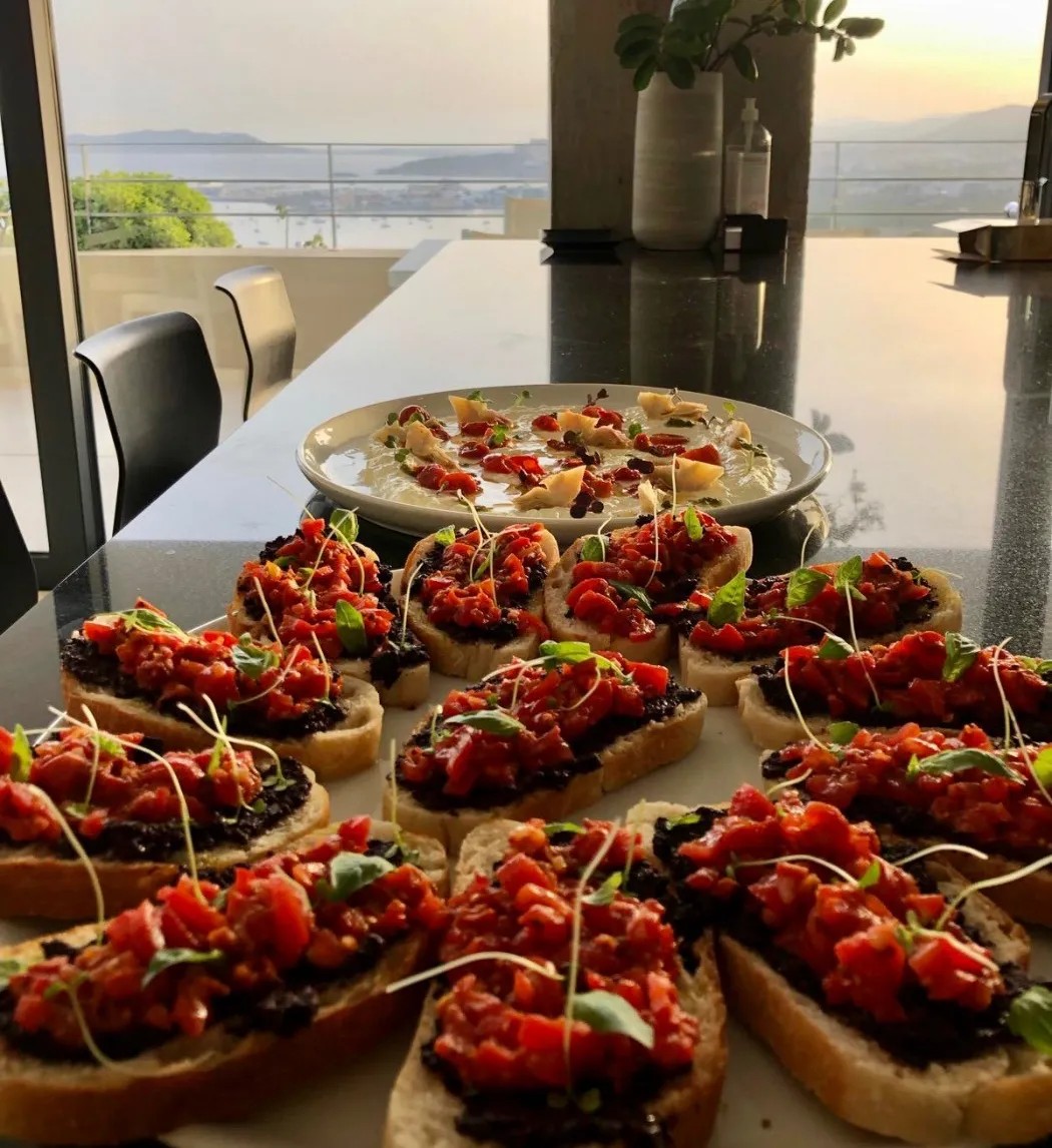 Image alt description