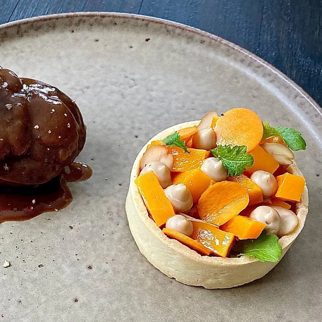 Image alt description